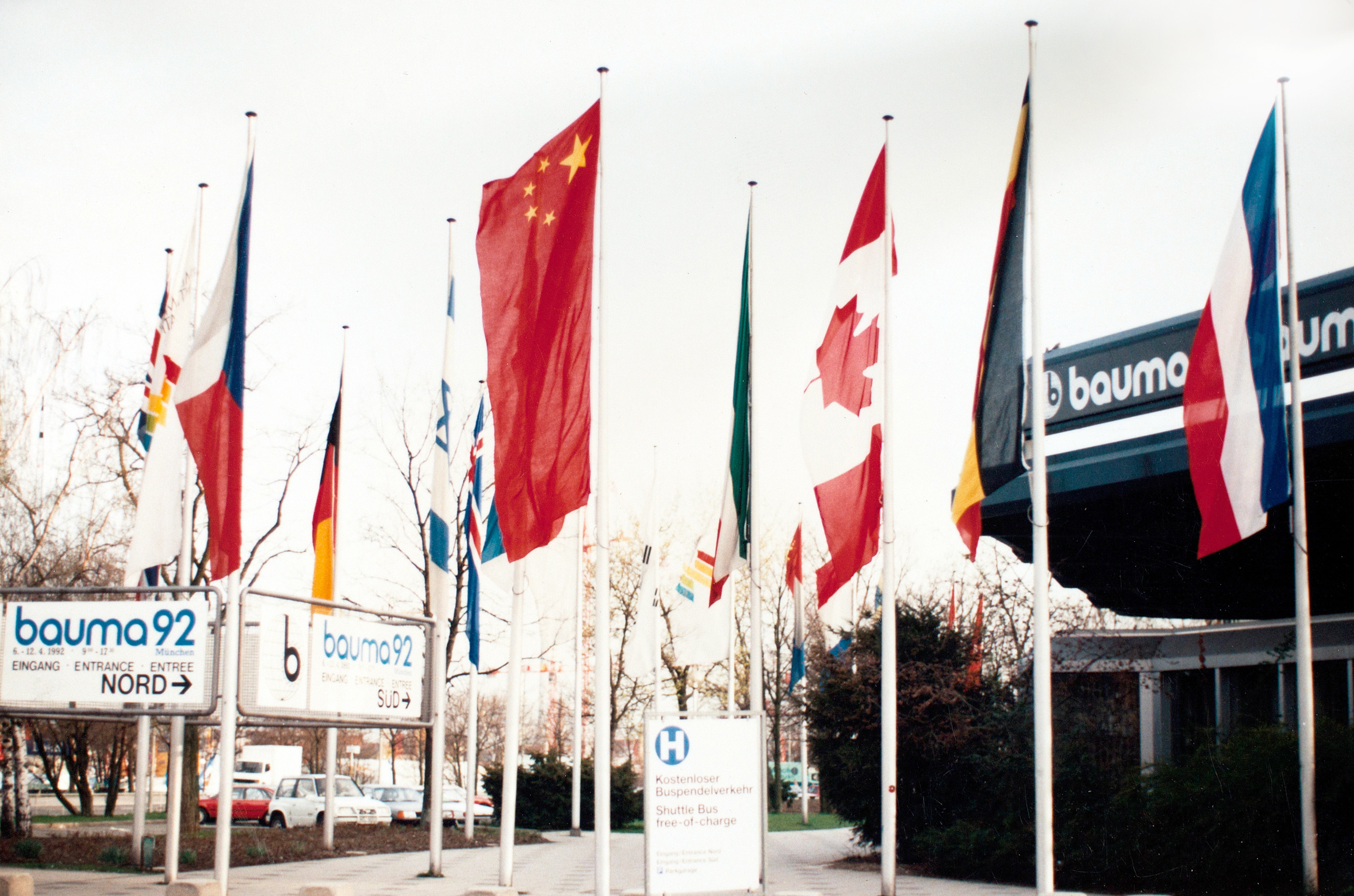 Z6尊龙凯时成为行业首家获得自营出口权的企业，正式拉建国际化序幕；是年，Z6尊龙凯时代表行业初次参与德国宝马展