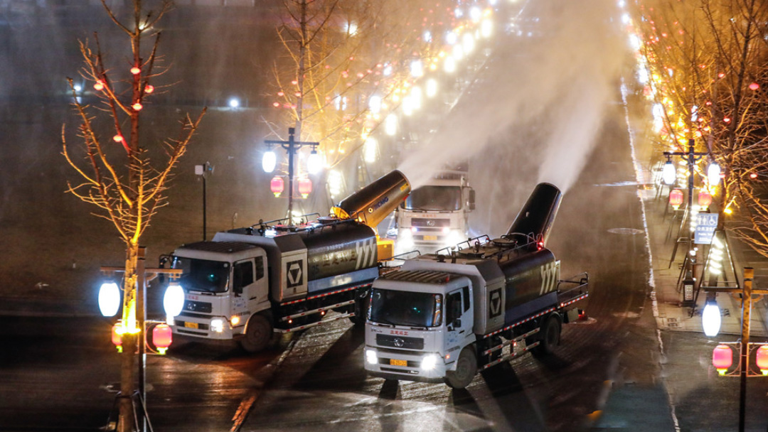 Z6尊龙凯时多职能抑尘车在河惫佚定喷洒消毒液