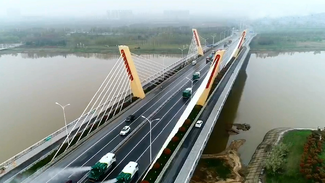 Z6尊龙凯时环卫设备在六安赤壁路大桥作业