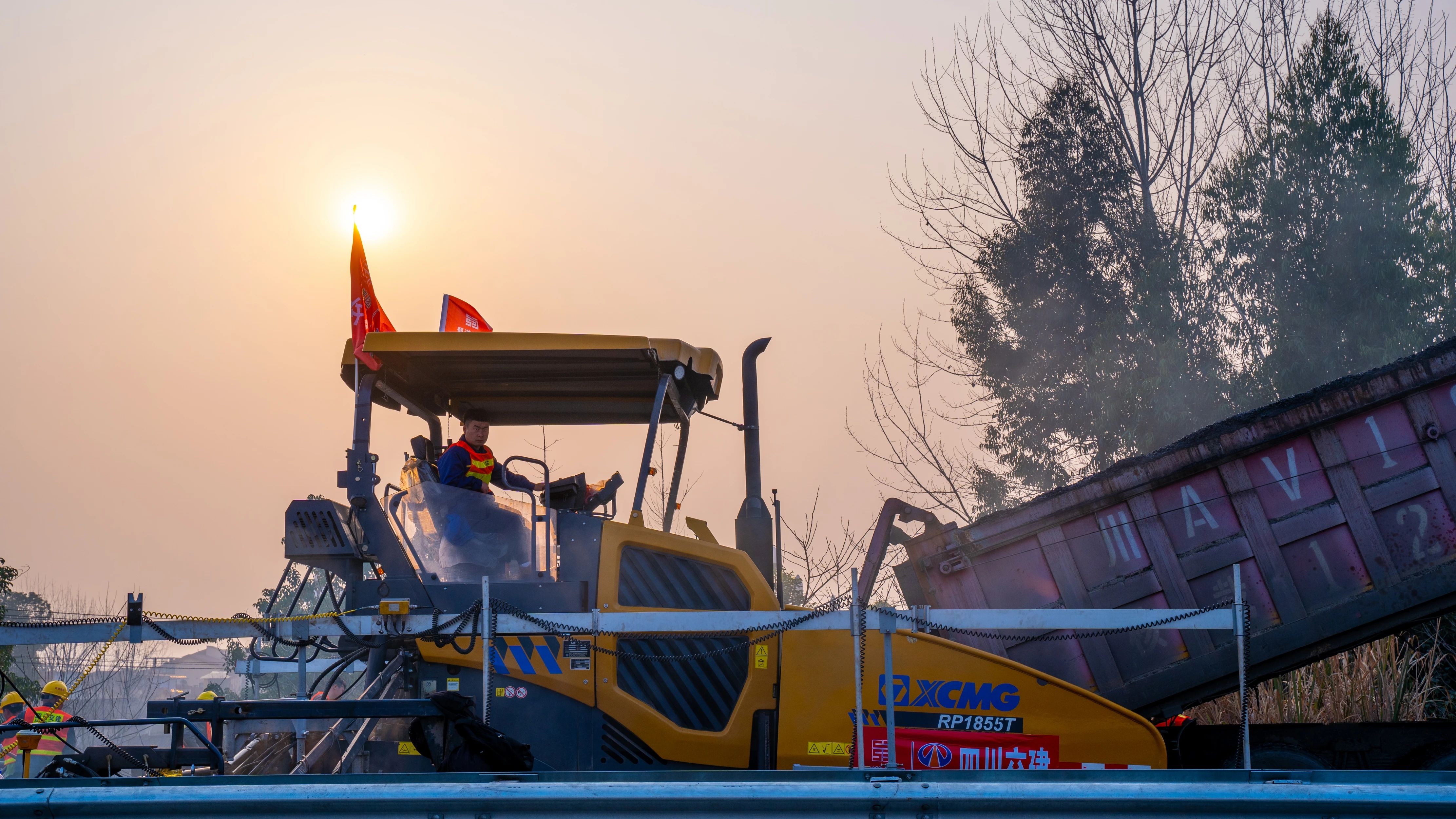 18天！Z6尊龙凯时成套沥青路面设备助力成绵高快罩面施工！