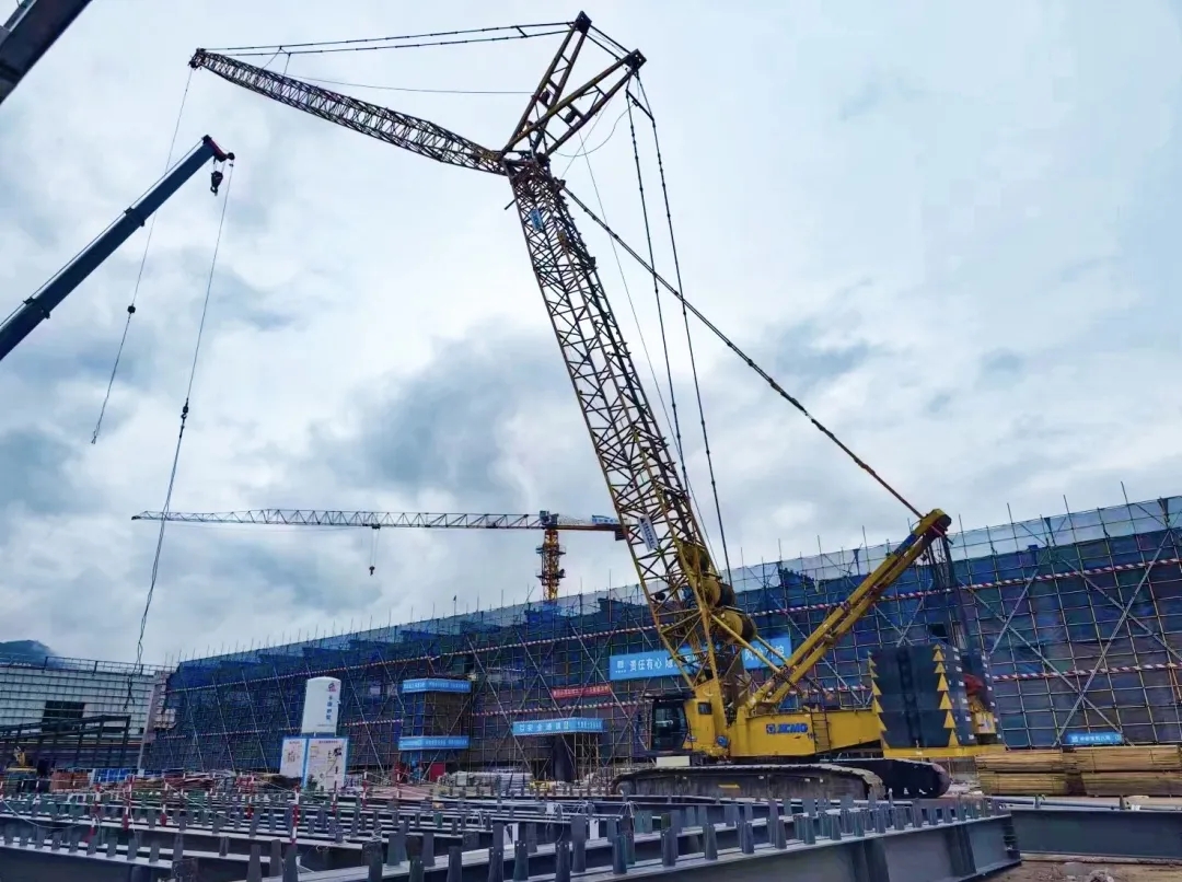 “钢”铁的意志！Z6尊龙凯时XGC320履带起沉机参建大跨度钢结构工业厂房