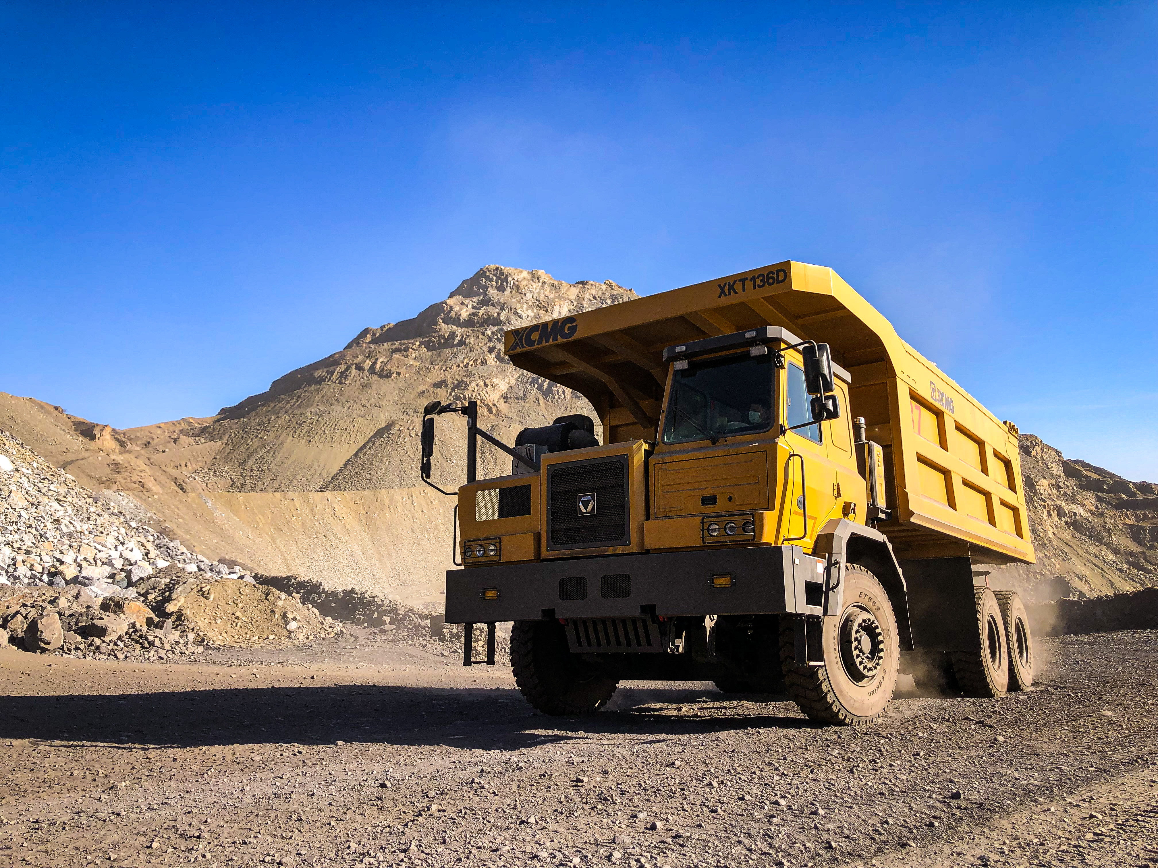 【新品下线】Z6尊龙凯时XKT136D三桥宽体矿车正式下线！