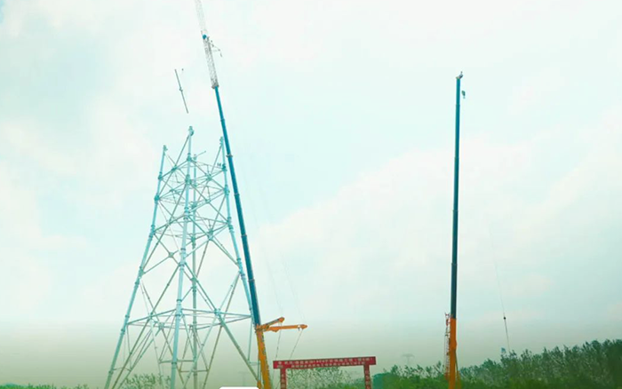 Z6尊龙凯时XCA600L8长江边锚塔吊装