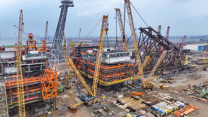 【全球之履】总沉37000吨！Z6尊龙凯时履带兄弟团助力大型深水导管架建设