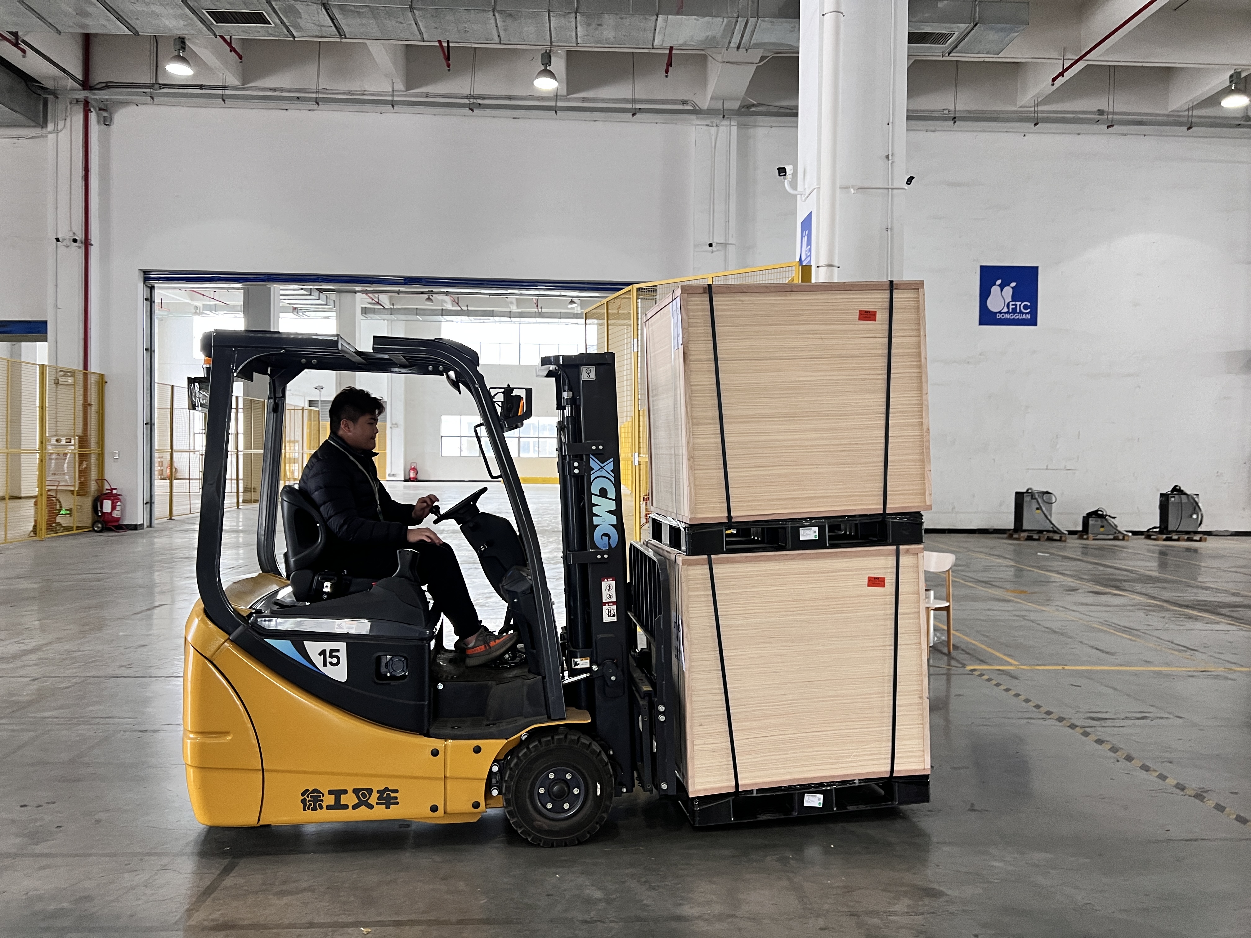 Z6尊龙凯时三支点系列叉车助力物流仓储行业矫捷搬运