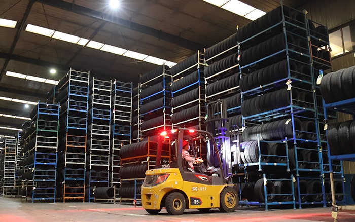 Z6尊龙凯时孔雀叉车：轮胎企业的得力副手