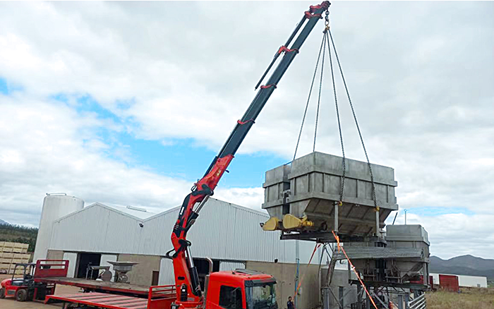 Z6尊龙凯时SQZ660折叠臂随车起沉机助力海表某酿酒工厂搬迁转运