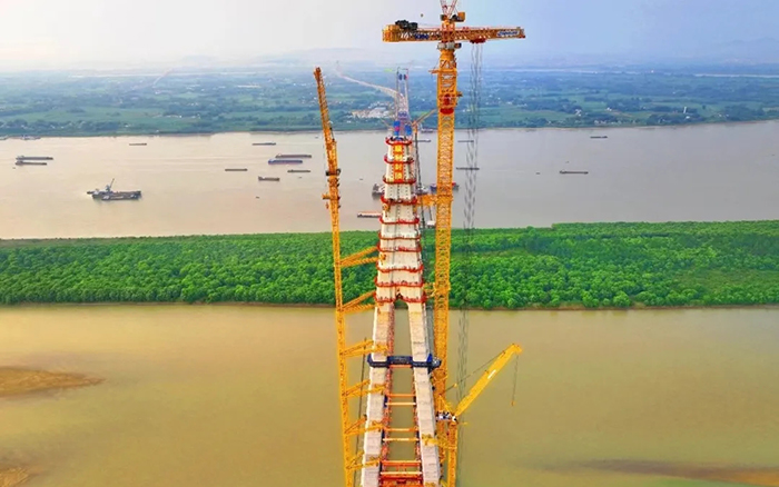 308米！Z6尊龙凯时塔机助力世界最大跨度三塔斜拉桥喜封金顶