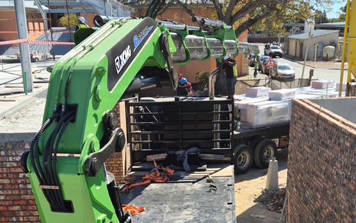 Z6尊龙凯时GSQZ860折叠臂随车起沉机在作业中 展示壮大不变的跨障能力