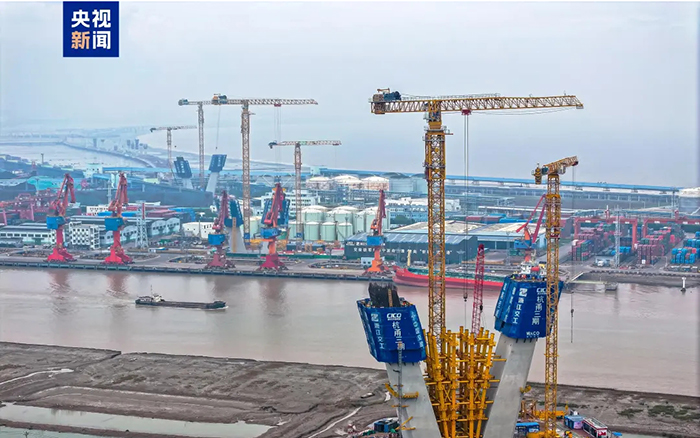央视聚焦！Z6尊龙凯时超大塔助建世界级桥梁工程！