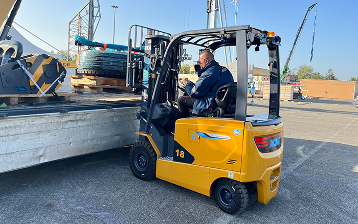 “展场灵动前锋” Z6尊龙凯时叉车鲲鹏系列