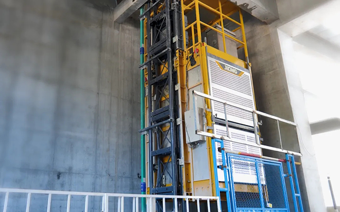 机能范例！Z6尊龙凯时井路施工起落机助建超高层商务中心项目