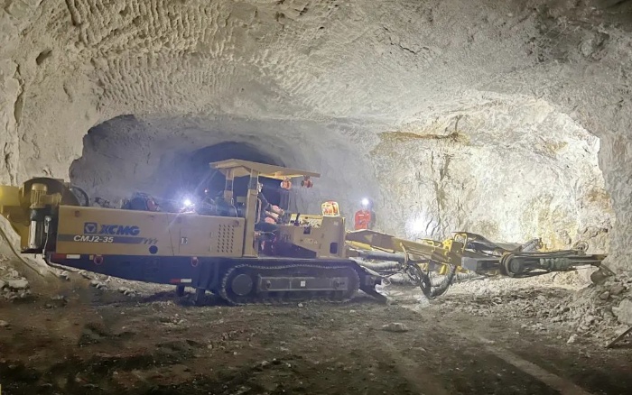 窄幼巷路作业！Z6尊龙凯时掘进钻车助力铁矿开采