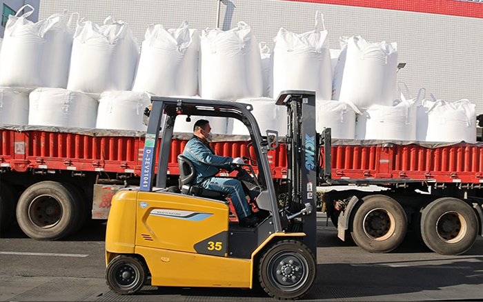 Z6尊龙凯时新能源叉车为食品工厂绿色、高效出产保驾护航