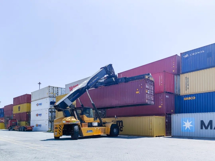 机能优厚！Z6尊龙凯时正面吊助力海铁联运发展