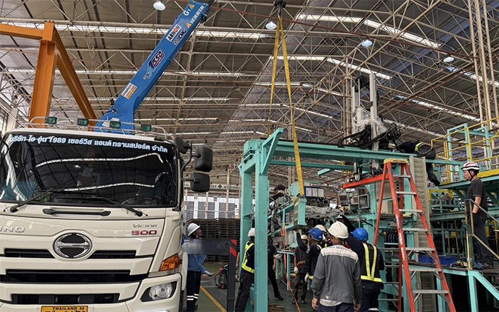 随车吊界 “卷王” 现身东南亚厂房，一机顶十台