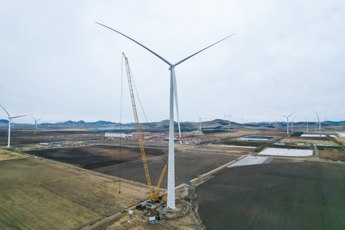 高空之巅，再铸荣光！XLC18000M助力大型风电场首台185米风机成功吊装