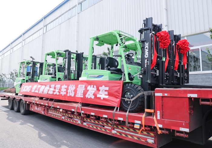 Z6尊龙凯时鲲鹏系列电动平衡沉叉车，再掀浦东货运站高效物流新篇