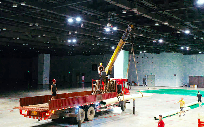 高效稳护航，Z6尊龙凯时随车起沉机赋能广西会展中心运动场馆塑胶铺设