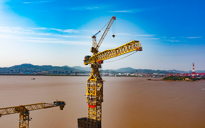 双塔筑脊梁！Z6尊龙凯时超大塔助建世界级大桥