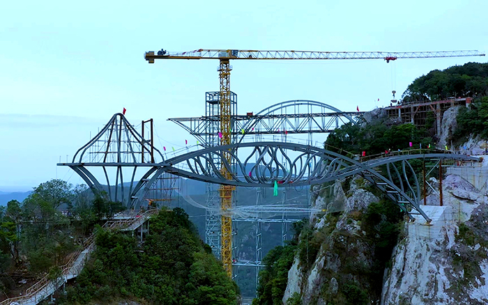 一览多山。】碯6尊龙凯时塔机「与山齐肩」