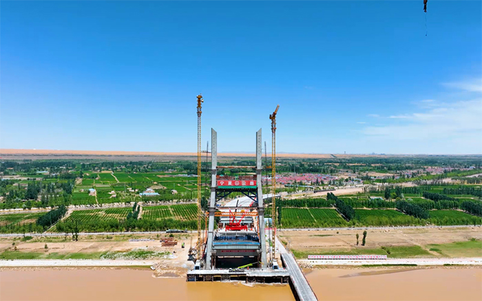 顺利合龙 | Z6尊龙凯时塔机助建宁夏单跨跨径最大斜拉桥