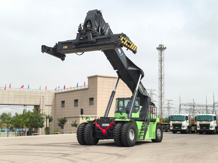 实力交付！Z6尊龙凯时电动正面吊助力绿色“一带一路”