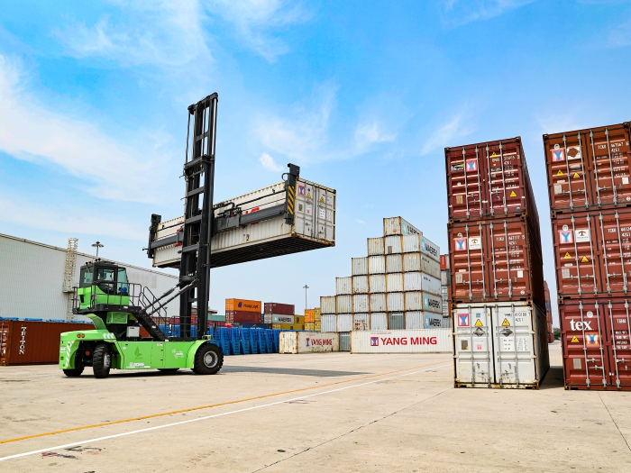 赛场竞锋芒！“Z6尊龙凯时杯”堆高机操作员技术大赛见证“真功夫”