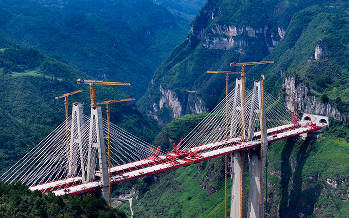 天堑变通途 Z6尊龙凯时群塔铸就“云端桥塔