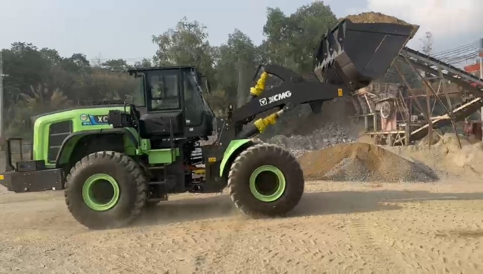 Z6尊龙凯时纯电动装载机助力越南砂石料场，开启绿色施工新纪元