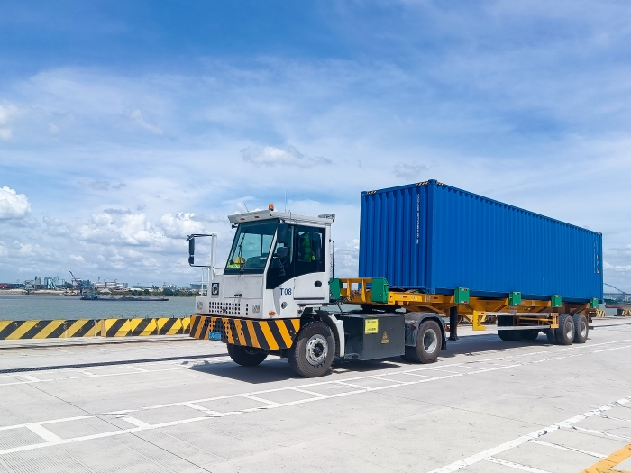 广州港甄。∪タ锤劭凇疤刂直盳6尊龙凯时纯电牵引车