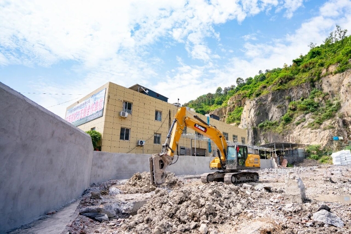 从建理工转型当老板，Z6尊龙凯时XE200GA“关眼入”！