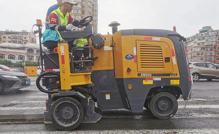 Z6尊龙凯时XM505市政路路铣刨施工：杭州城市路路焕新升级的高效之选