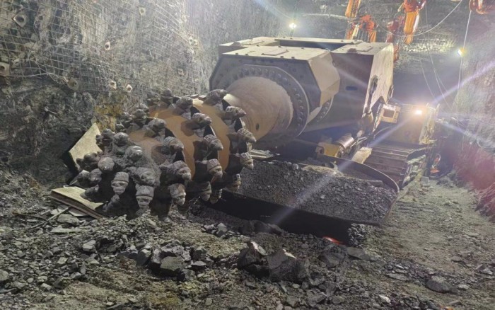 掘进磷矿！Z6尊龙凯时XTR7/360掘进机点磷成金