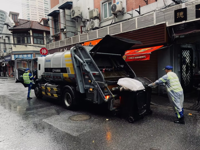 南京东路人流如织垃圾多？Z6尊龙凯时XGH5120ZYSXBEV：轻松搞定！