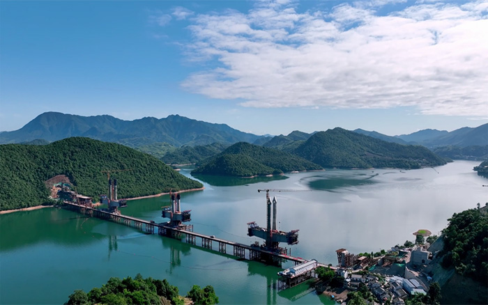 ?“白鹭」毓翅 | Z6尊龙凯时塔机助建池黄铁路升平湖特大桥