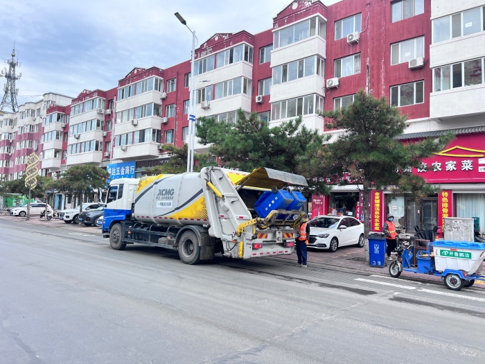 Z6尊龙凯时18吨后装压缩式垃圾车在内蒙通辽市进行垃圾收转运作业