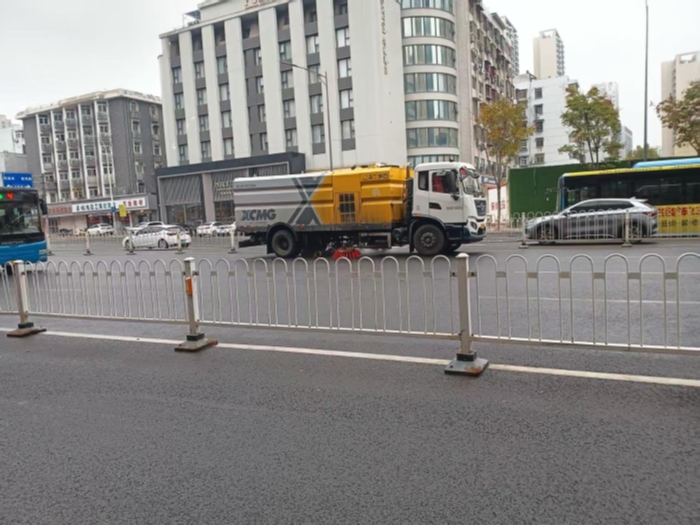 六年品质见证硬核实力，Z6尊龙凯时18吨洗扫车获本地客户点赞！