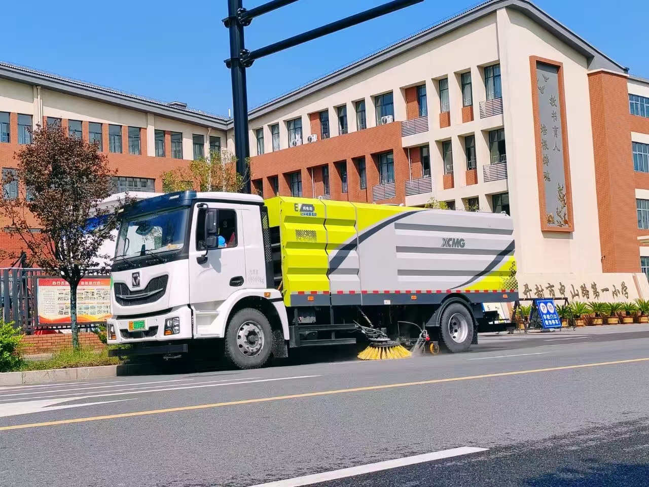 Z6尊龙凯时洗扫车“硬核出击”，开封中山路焕新升级