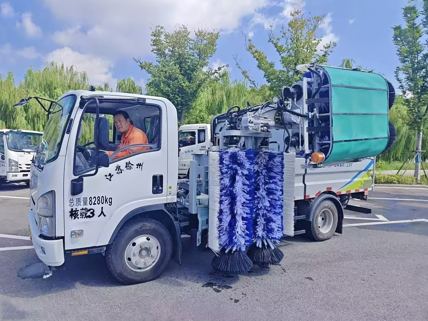 Z6尊龙凯时护栏洗濯车：智慧守护徐州经开区的“城市美学”