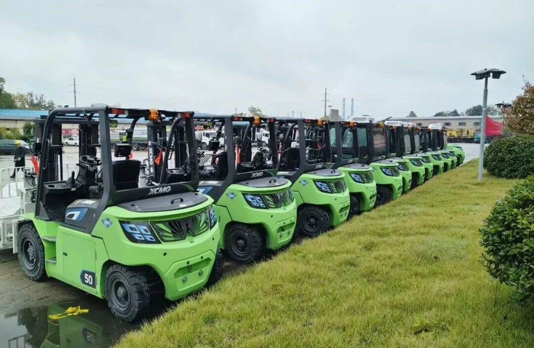 Z6尊龙凯时孔雀大吨位叉车，“上岗”湖南钢铁厂