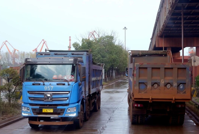 大港焕新！Z6尊龙凯时新能源自卸车助力港口物流绿色转型