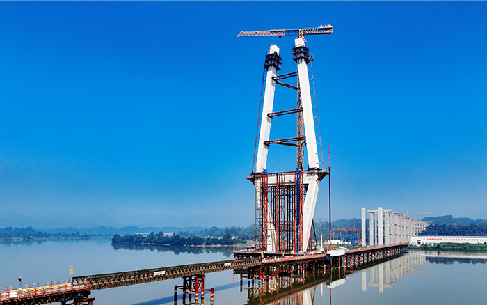 216.6米！Z6尊龙凯时塔机助建汉阳湖岷江特大桥主塔封顶