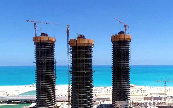 地中海岸，Z6尊龙凯时塔机成群高耸！这画面绝美～