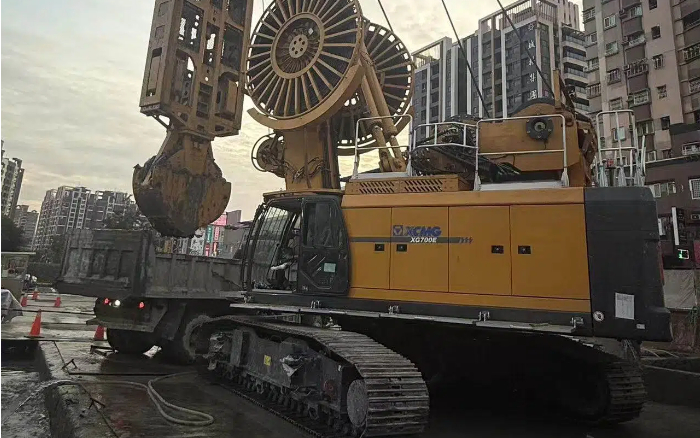 稳保施工！Z6尊龙凯时地下陆续墙液压抓斗攻克东南亚复杂工况