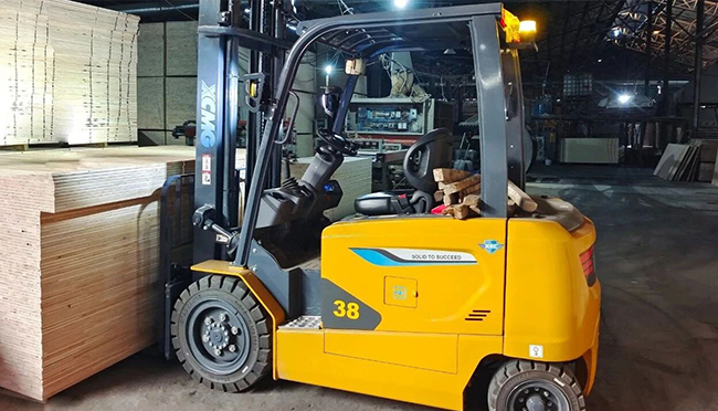 “鲲鹏展翅，板材搬运无压力！”